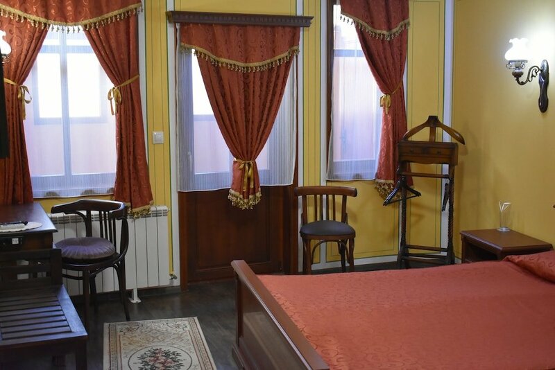 Гостиница Family Hotel at Renaissance Square в Пловдиве