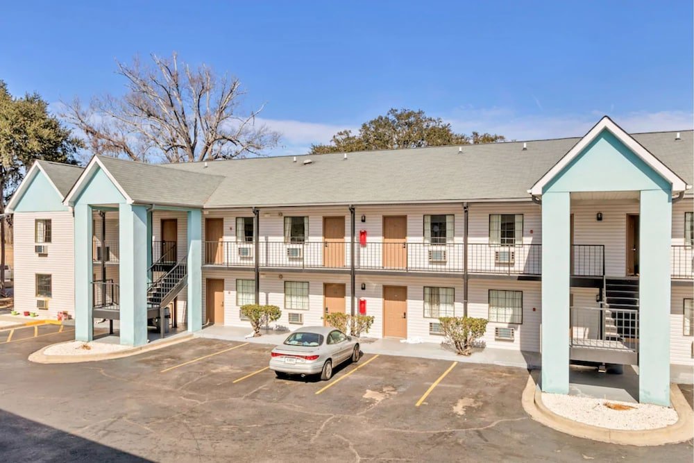 Фото Travelodge by Wyndham Savannah Midtown