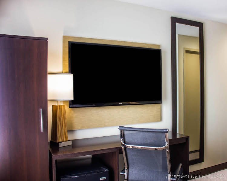 Фото Days Inn by Wyndham Brooklyn Borough Park