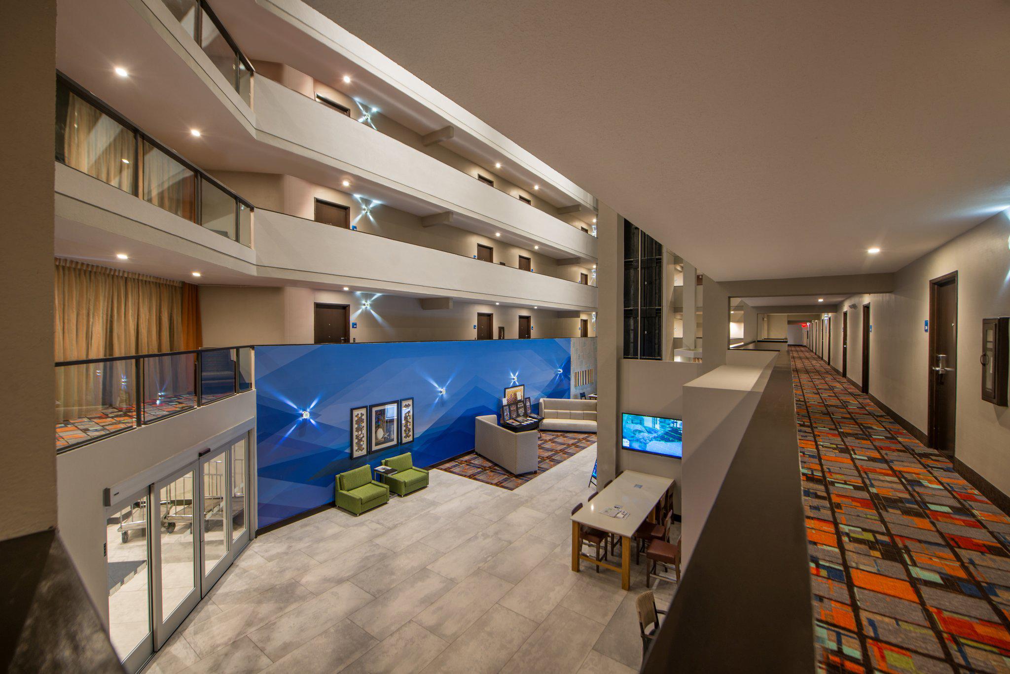 Фото Holiday Inn Express & Suites San Antonio Medical-Six Flags, an Ihg Hotel