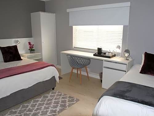 Фото Dolphin Inn Guesthouse