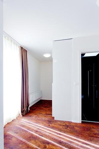 Фото Suite Apartments by Livingdowntown