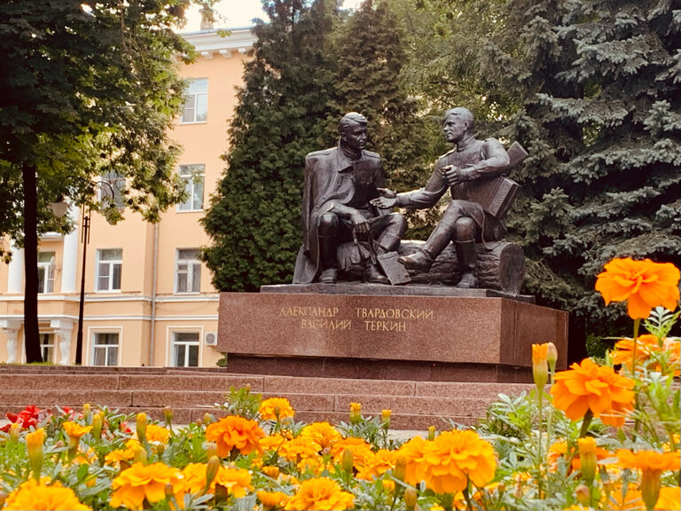 Памятник, мемориал А. Т. Твардовский и Василий Тёркин, Смоленск, фото