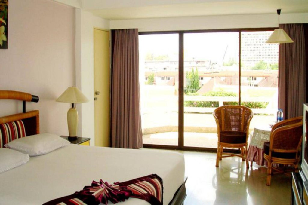 Фото The Cha-am Methavalai Hotel