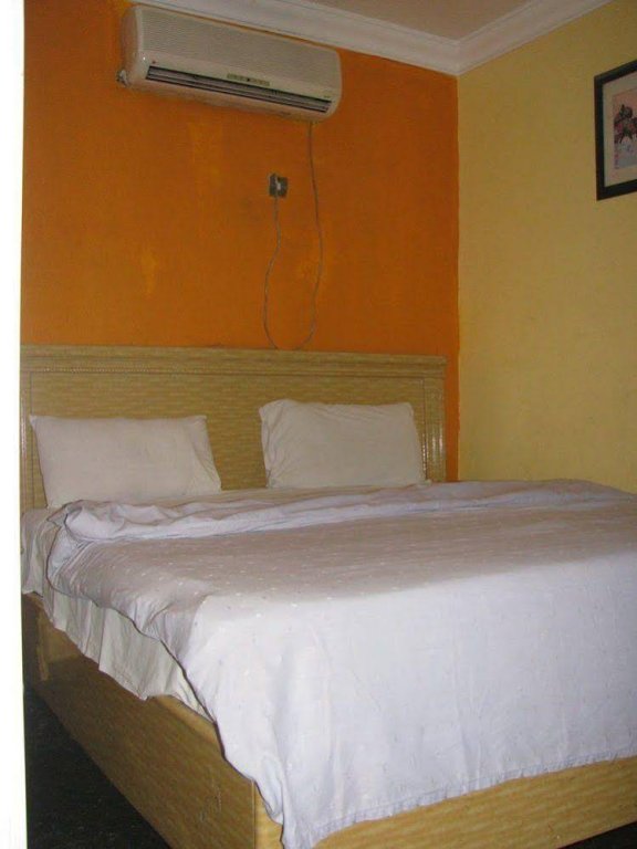 Фото La Bugatti Suite Limited