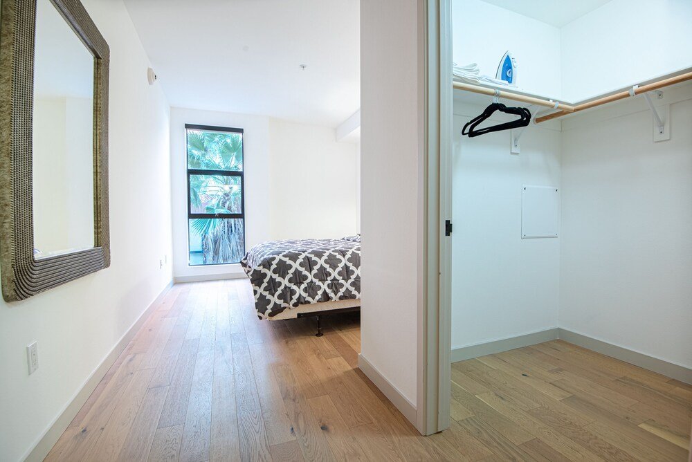 Фото Gorgeous Hollywood Living - 2 Bedroom