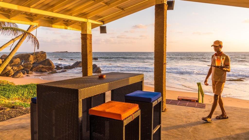 Фото J Ambalangoda