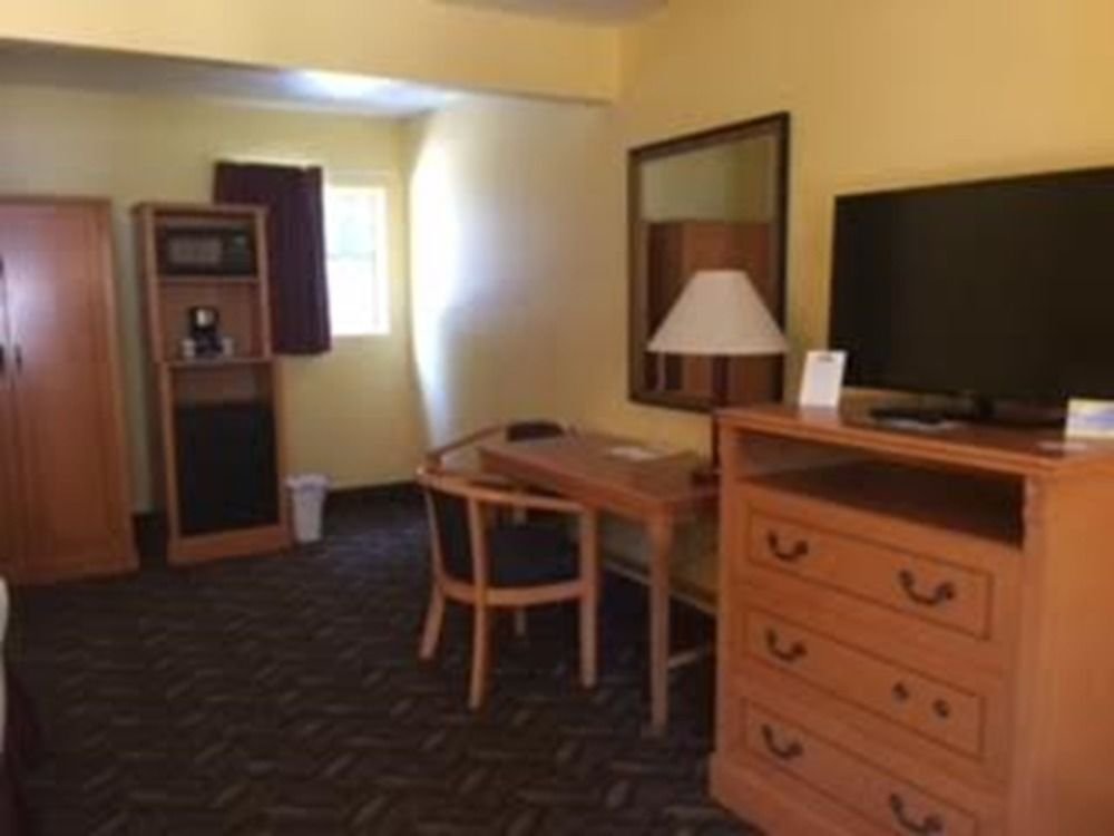 Фото Days Inn by Wyndham Redwood City