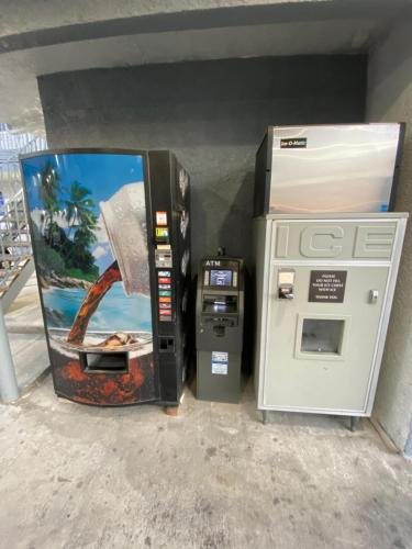 Фото Golden West Manor Motel