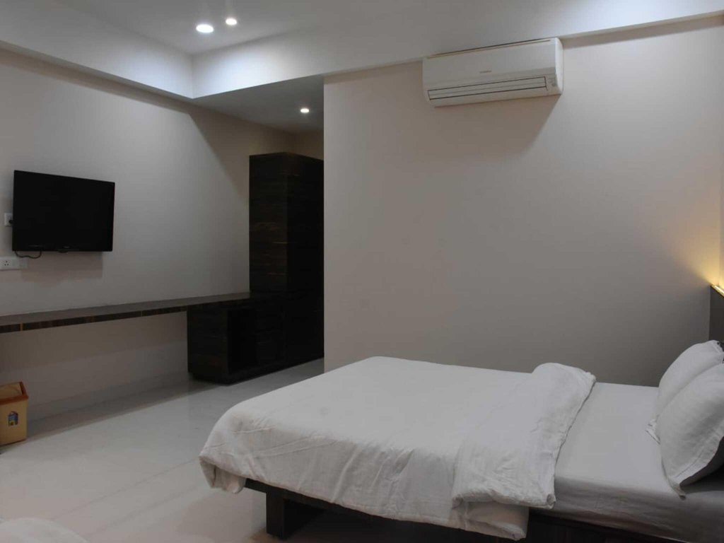 Фото Hotel President Banquet & Lawns