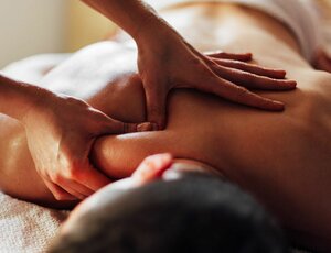 Жетілген жалаңаш әйелдердің үлкейтілген әдемі фотосуреттері