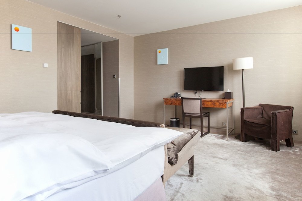 Фото The Emblem Hotel