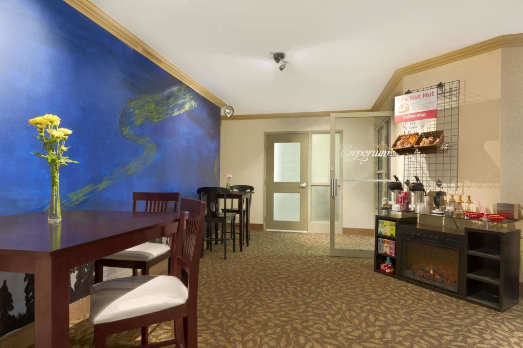 Фото Nova Inn Yellowknife