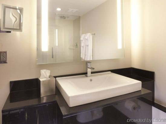 Фото Delta Hotels by Marriott Milwaukee Northwest