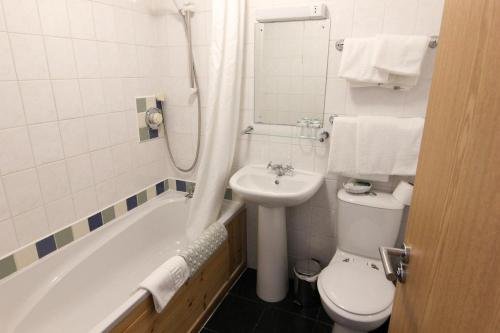 Фото St Davids Cross Hotel