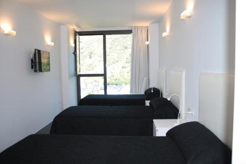 Фото Hostal Tres Campanas