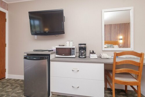 Гостиница The Cedarwood Inn & Suites