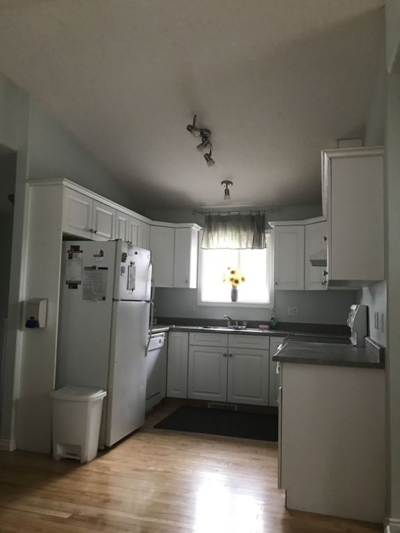 Фото Central Edmonton Private Rooms