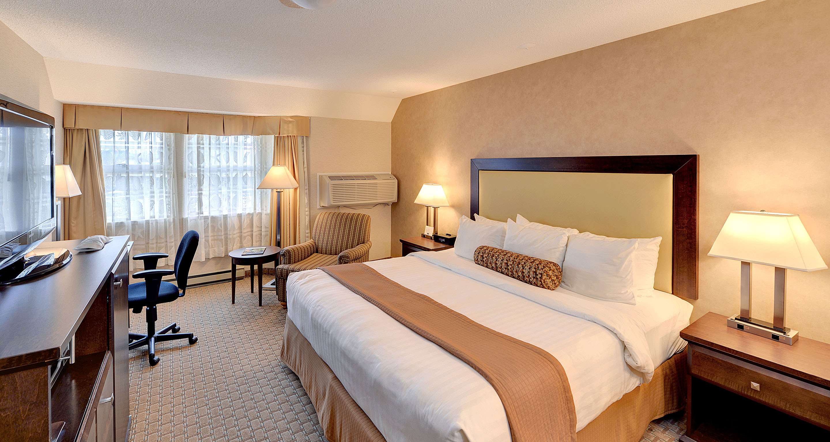 Фото Best Western Plus Emerald Isle Hotel