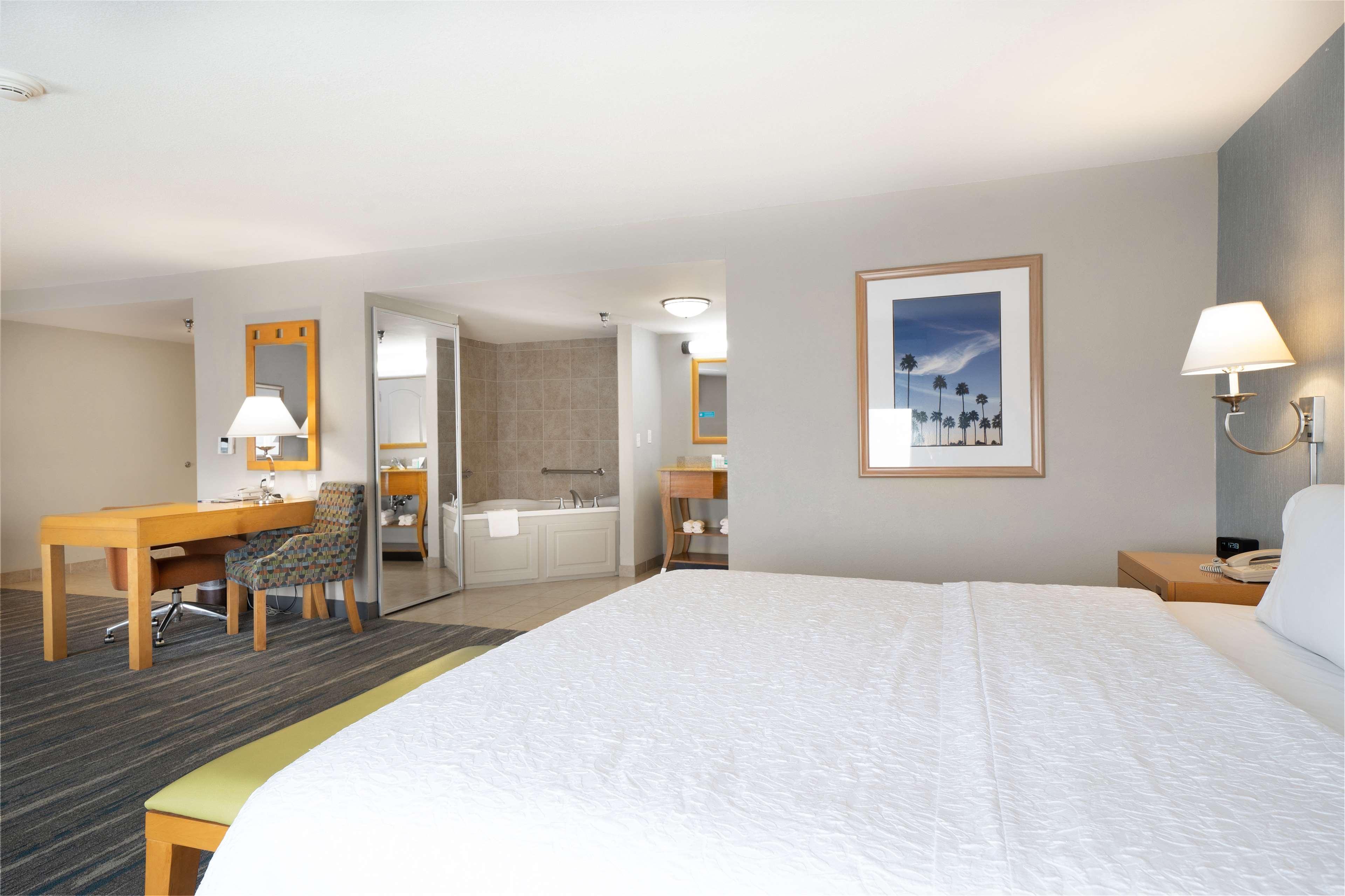 Фото Hampton Inn And Suites Madera