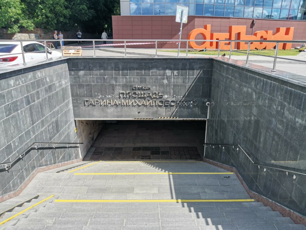 عمليات وصيانة النقل العام Novosibirsky metropoliten Stantsiya Ploshchad Garina-Mikhaylovskogo ، نوفوسيبيرسك، صورة