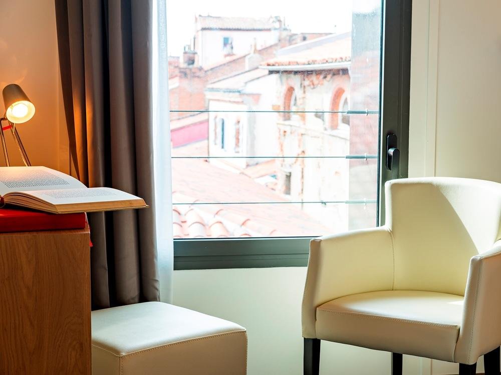 Фото Le Pere Leon Hotel