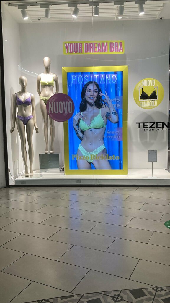 Clothing store Tezenis, Genoa, photo