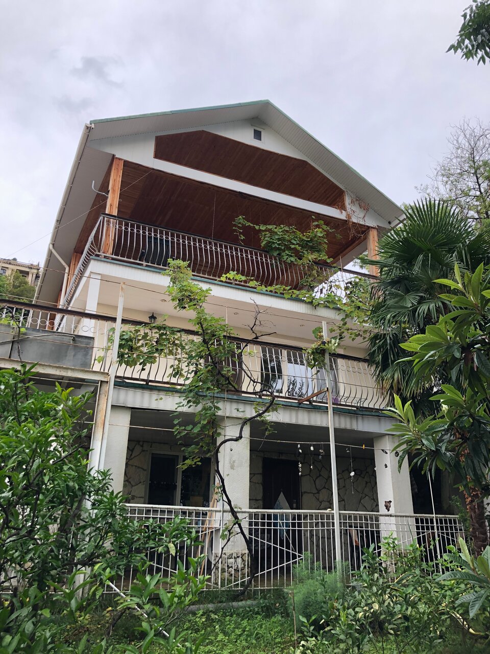 Гостевой дом в гаграх с бассейном