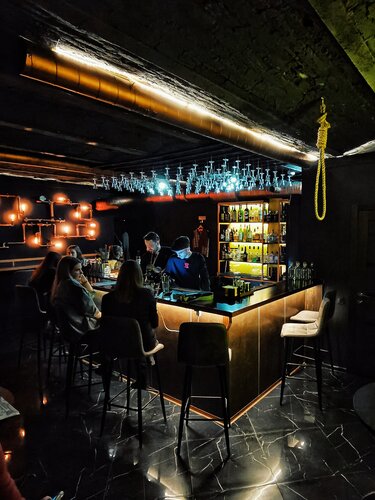 Порно қызметкері үй шаруасындағы әйелден бұрын бөлмеге кірді, ол ұйықтап жатыр.