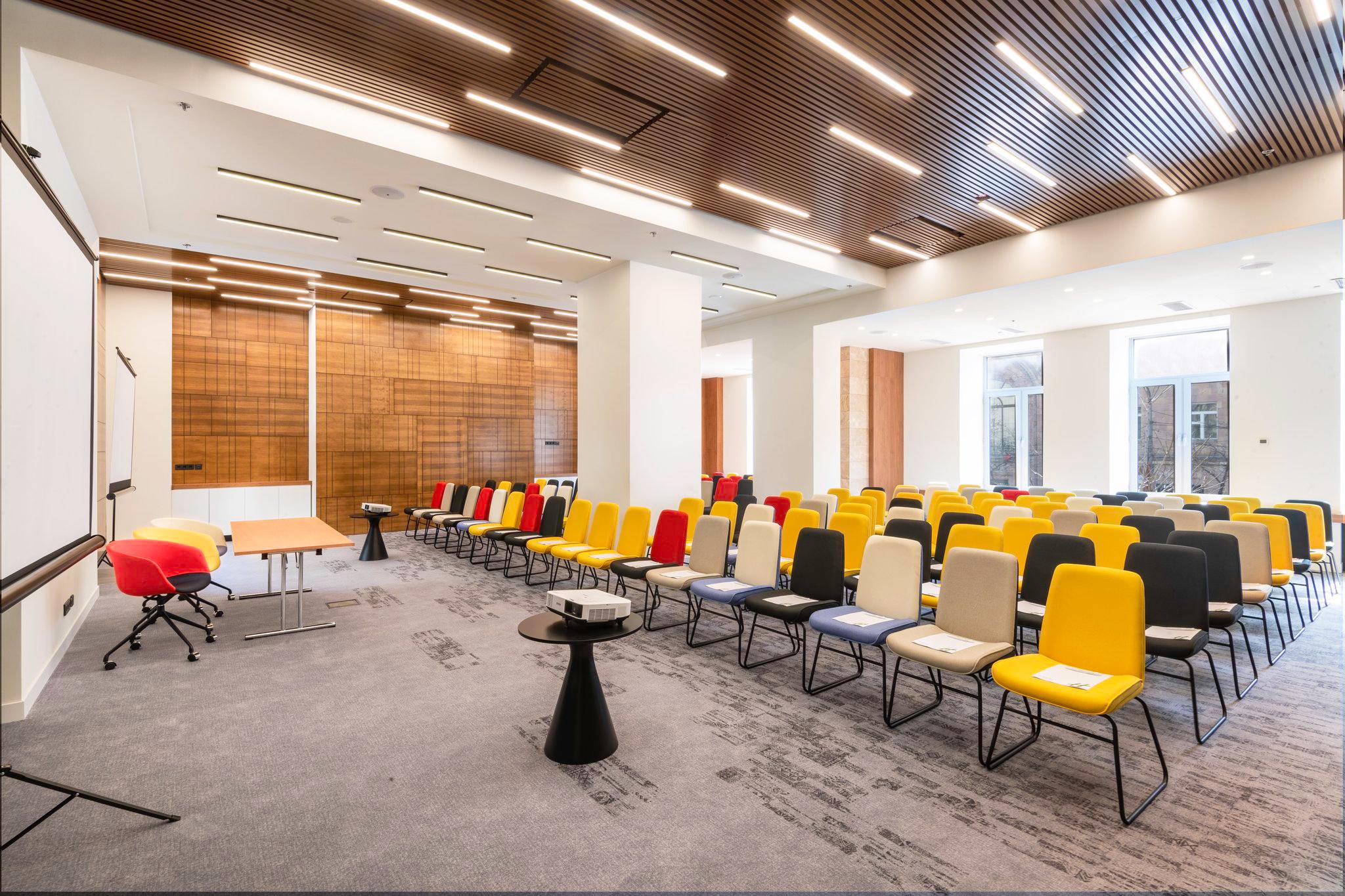 Фото Holiday Inn Yerevan Republic Square