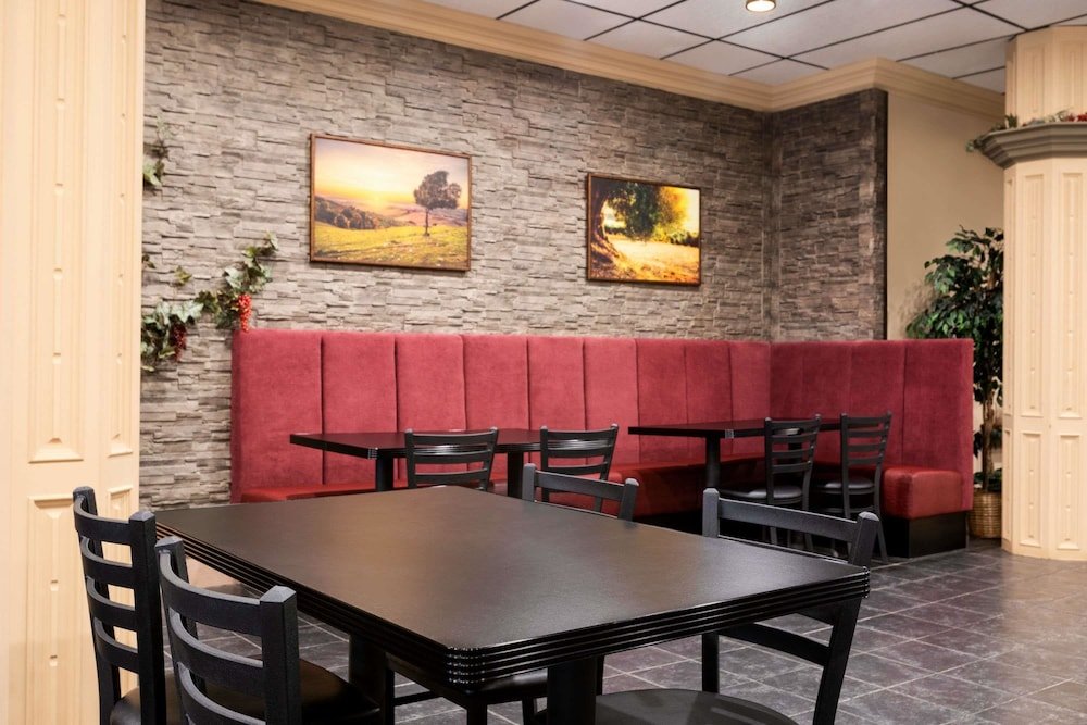 Фото Travelodge by Wyndham Whitecourt Conference Centre & Suites