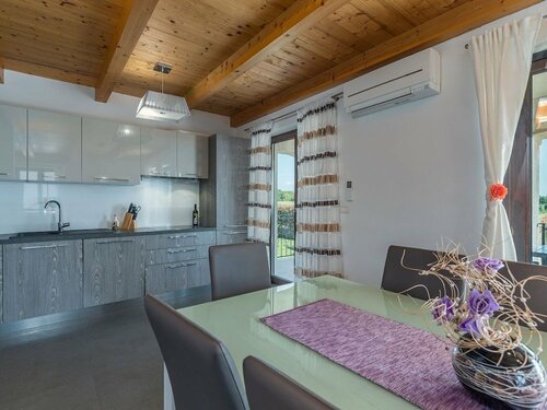 Жильё посуточно Newly Built 4 Bedrooms Holiday House With Pool, Fully Air-conditioned, Garden