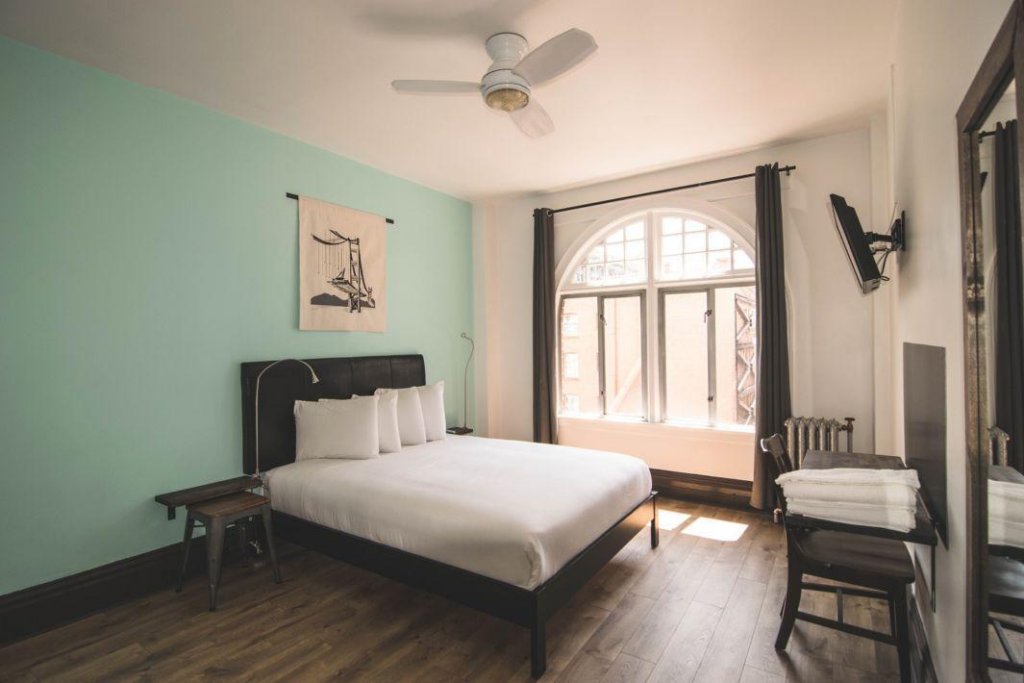 Фото The Bartlett Hotel and Guesthouse