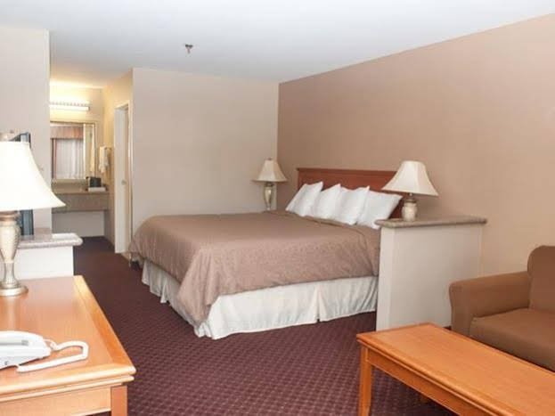 Фото Burbank Inn and Suites