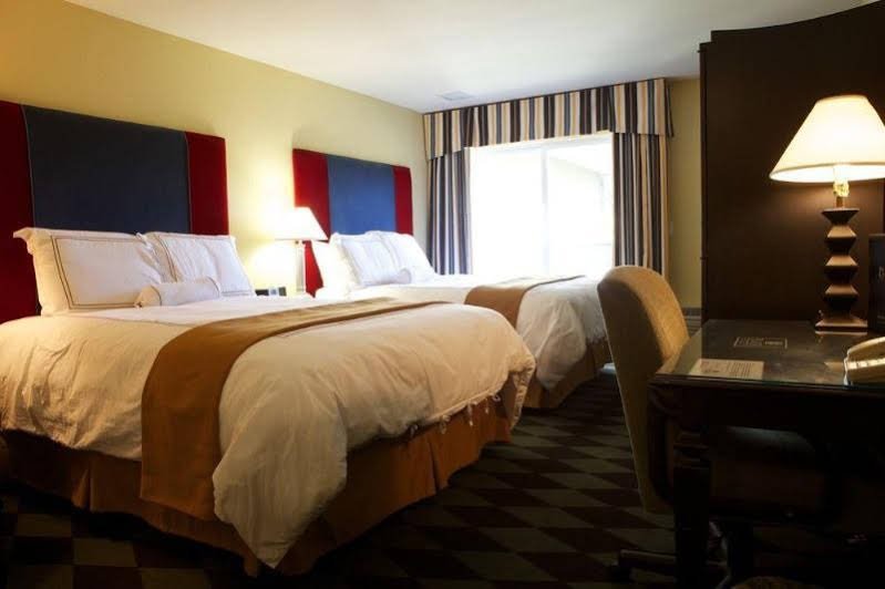 Фото Plaza Inn & Suites at Ashland Creek