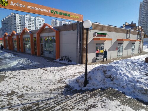 Ер адам колготки киіп, ішке кіргізеді