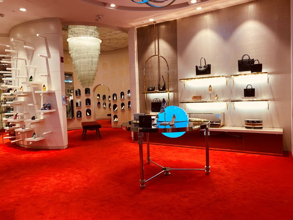 مستلزمات وإكسسوارات الأحذية Christian Louboutin Doha ، الريان، صورة