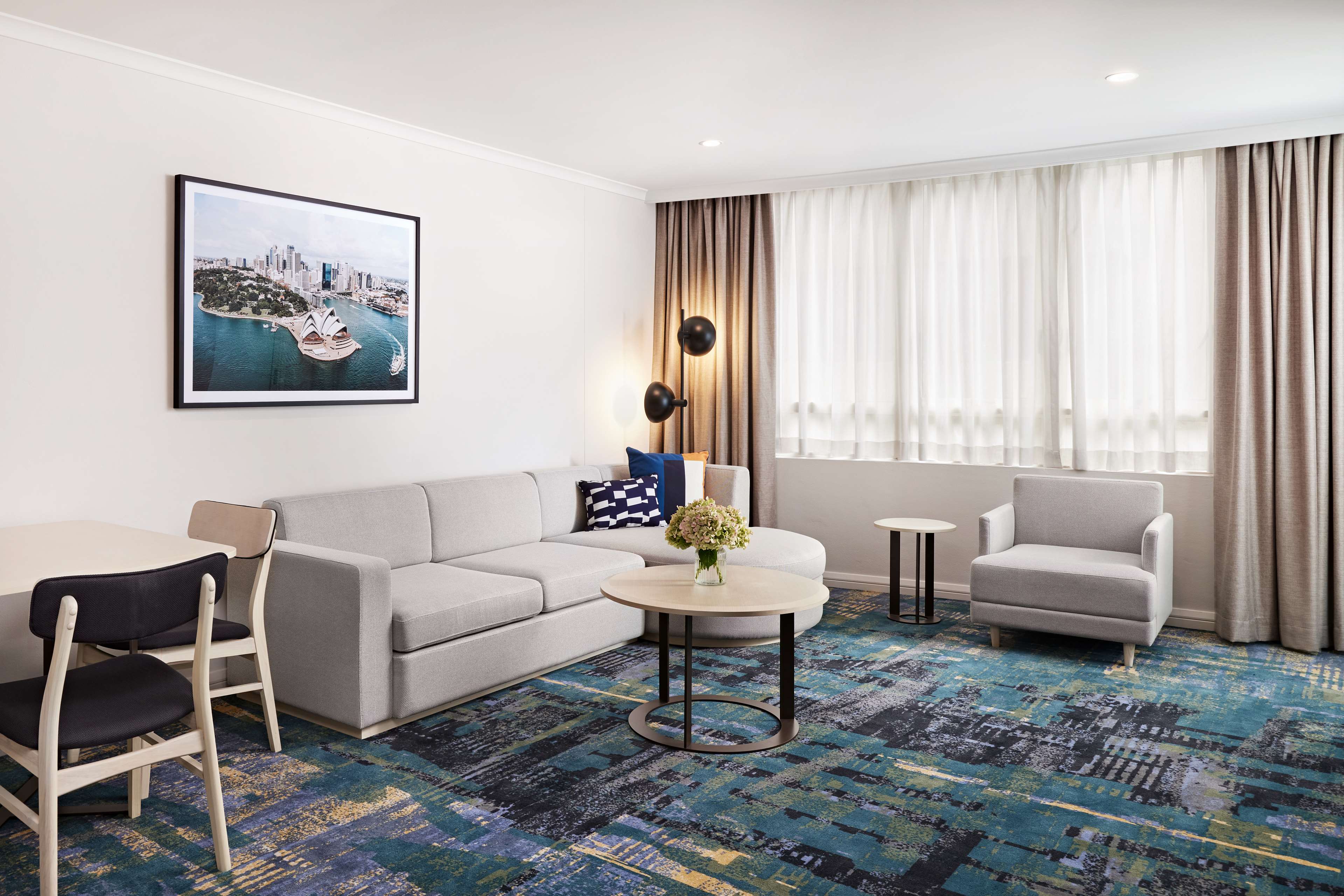 Фото Radisson Hotel & Suites