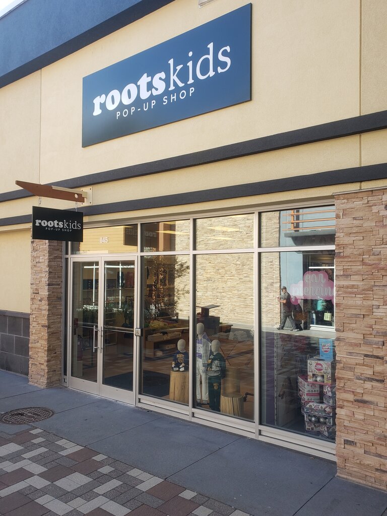 Clothing store Roots, Province of Ontario, photo