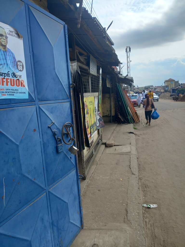 Bar, pub Happy Yourself Spot, Accra, photo