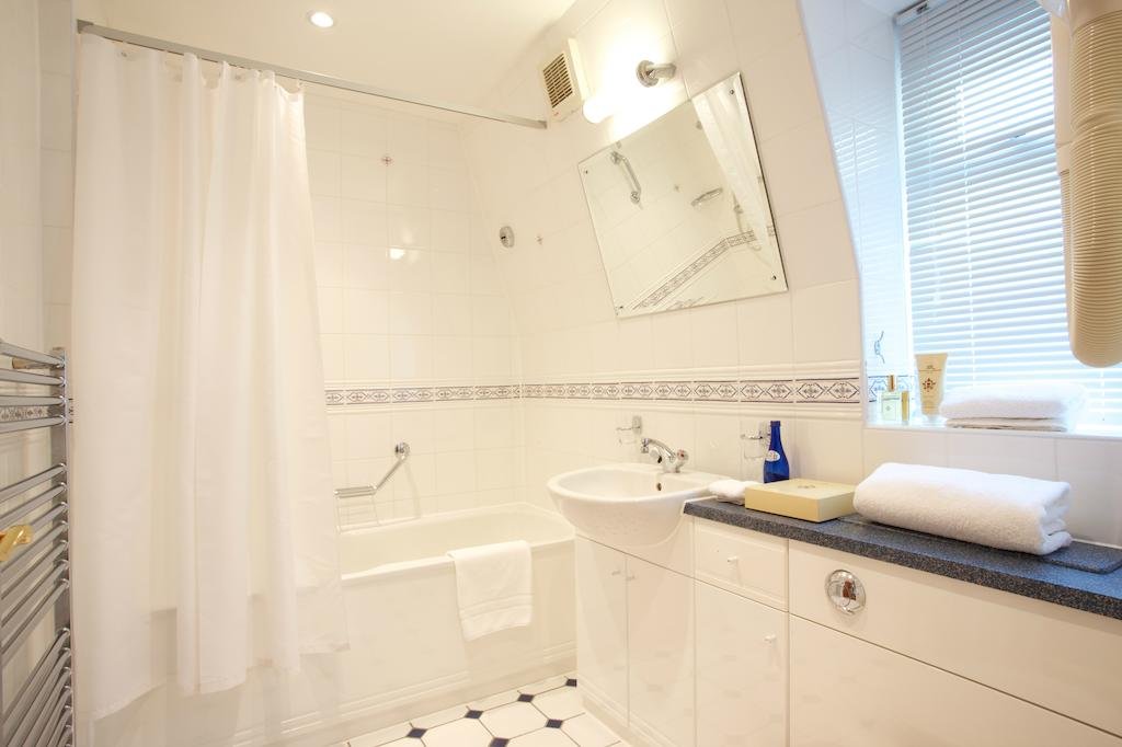 Фото Walton Cottage Hotel and Suites