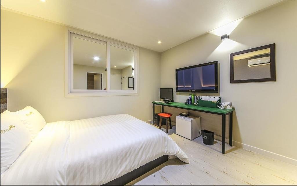 Фото The Haru Hotel