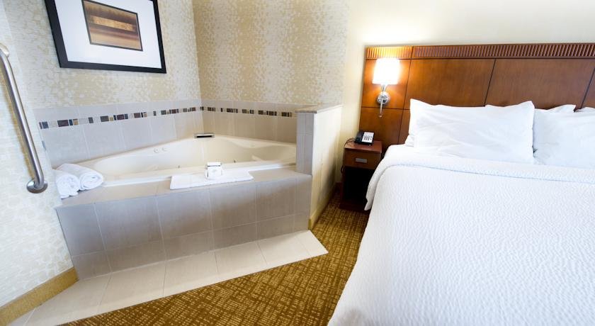 Фото Courtyard Mississauga - Airport Corporate Centre West