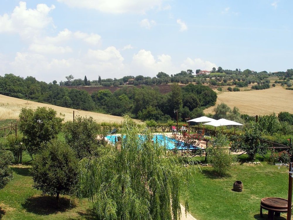 Фото La Contea Farmhouse