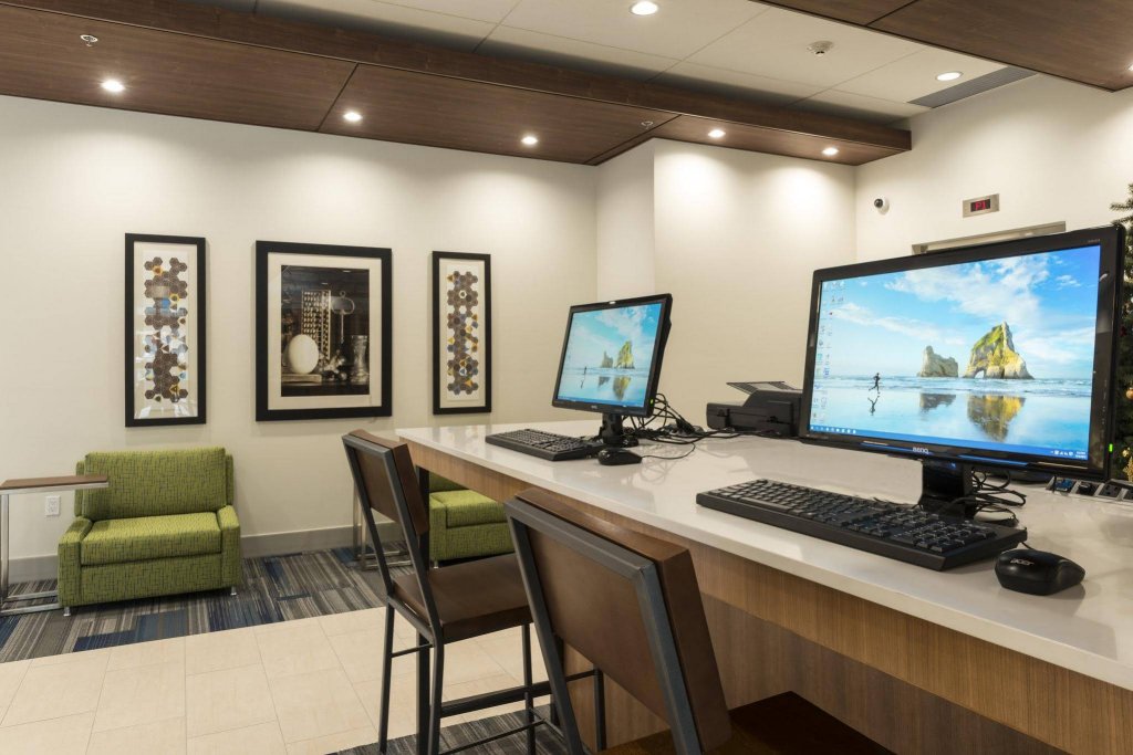 Фото Holiday Inn Express & Suites Victoria Colwood by IHG
