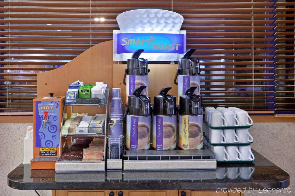 Фото Holiday Inn Express Vancouver Airport Richmond