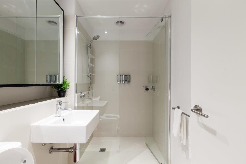 Фото Little Collins St - Beyond A Room Private Apartments