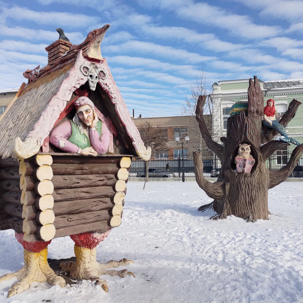 Genre sculpture Избушка, Astrahan, photo