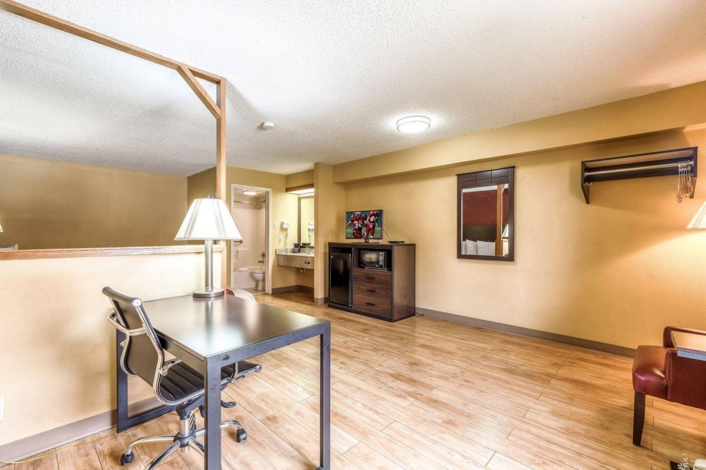 Фото HomeTowne Studios by Red Roof Amarillo West