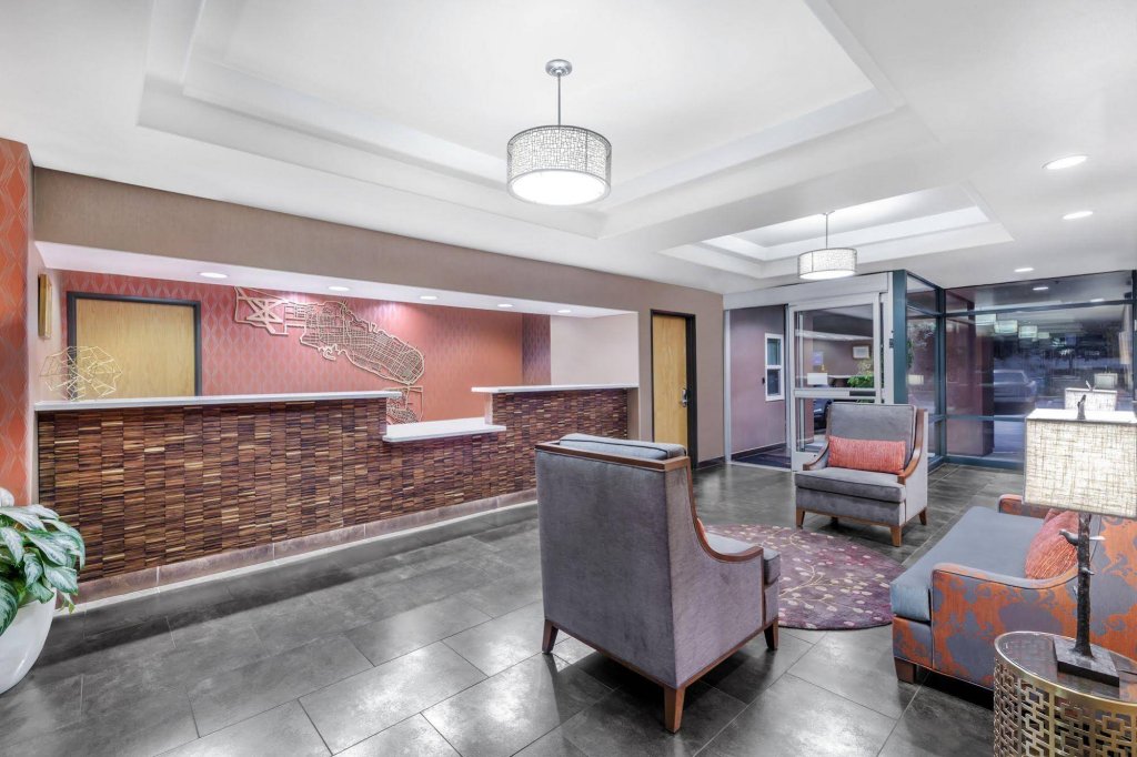 Фото Hawthorn Suites by Wyndham Oakland/Alameda